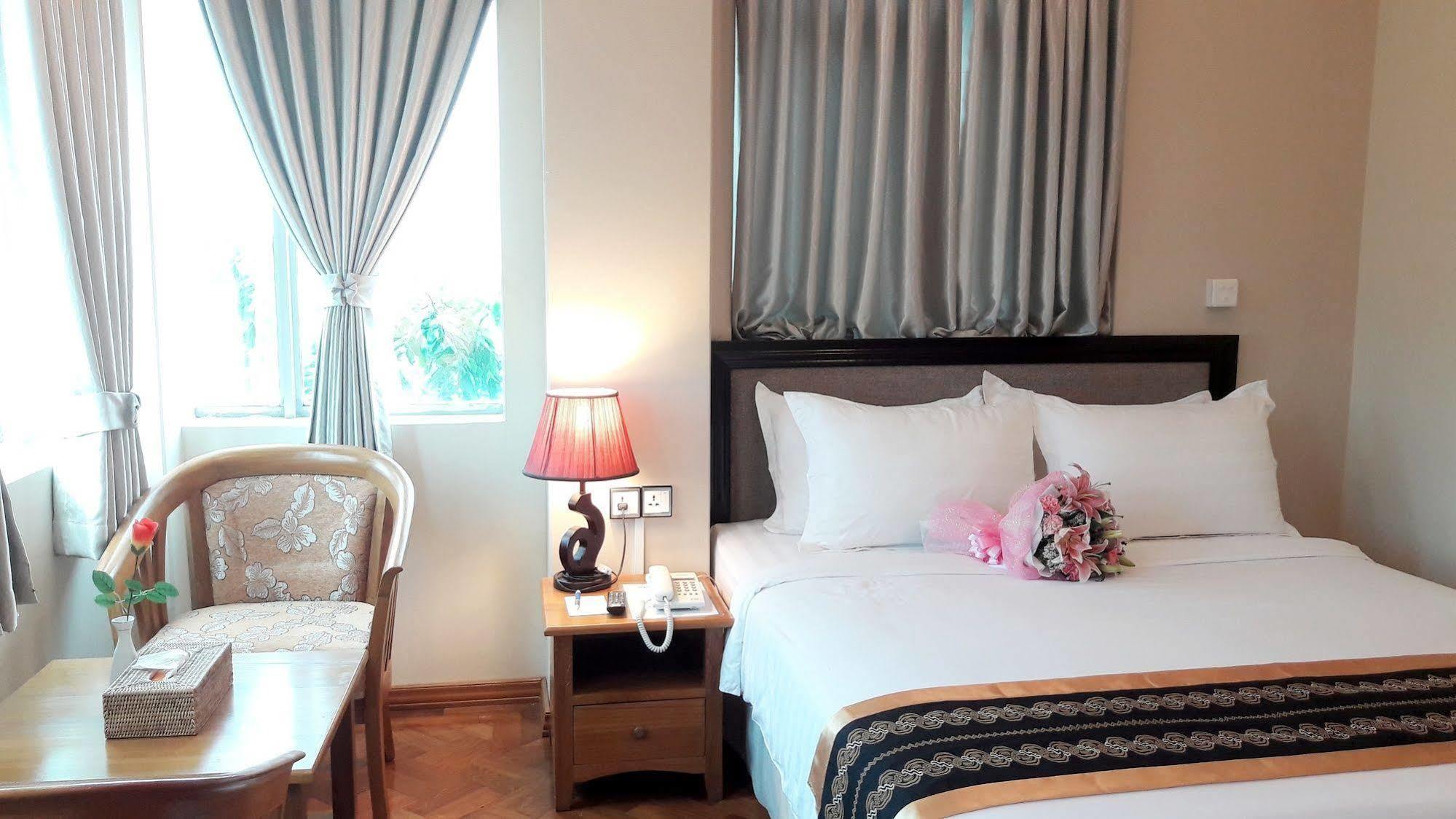 Grand Laurel Hotel Yangon Exteriör bild