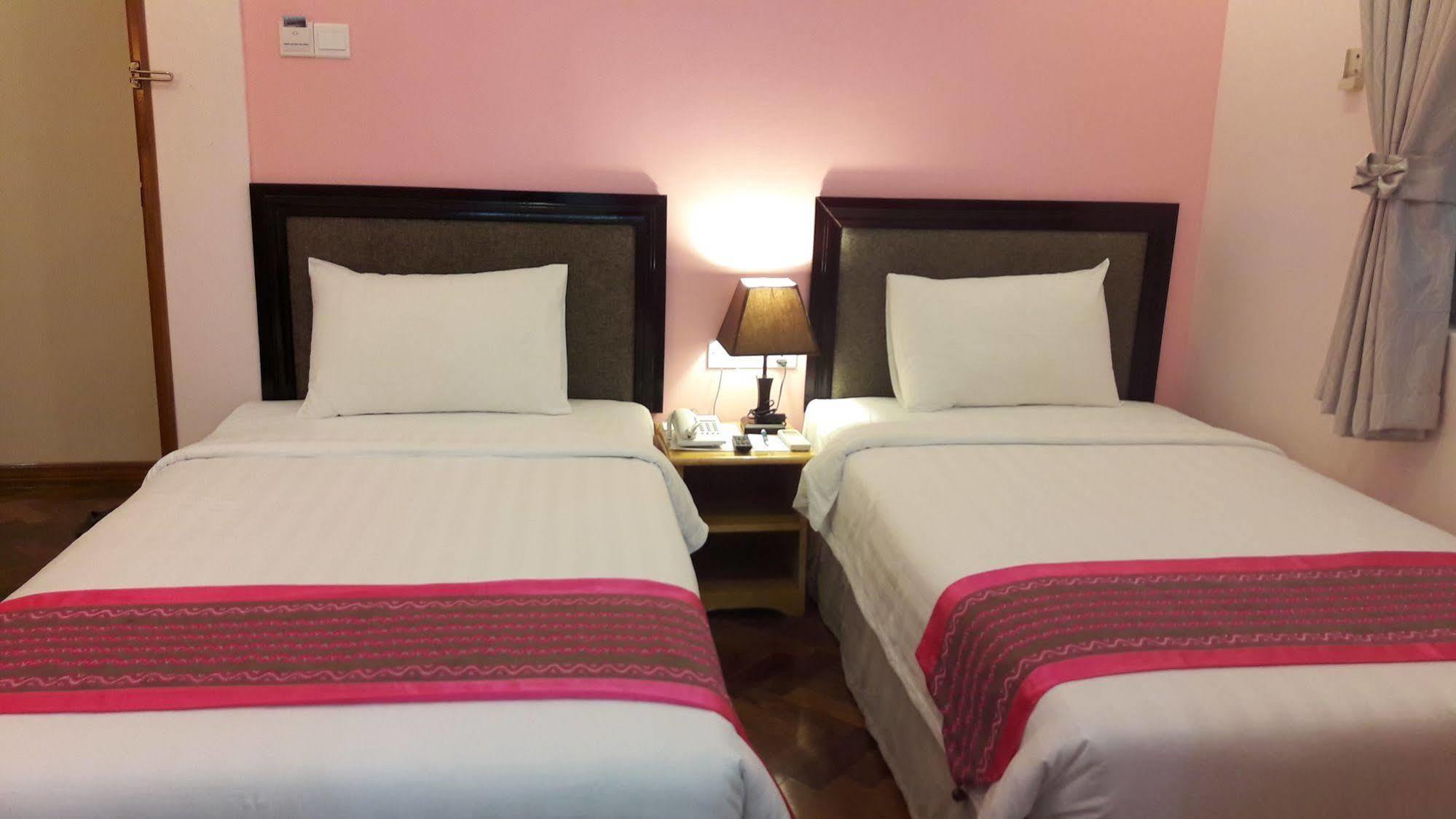 Grand Laurel Hotel Yangon Exteriör bild